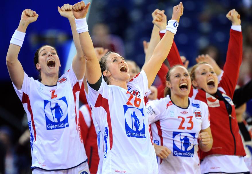 Budapest, Ungheria. Campionati europei femminili di pallamano. Atlete norvegesi esultano per la vittoria in semifinale sulla Svezia (Afp)